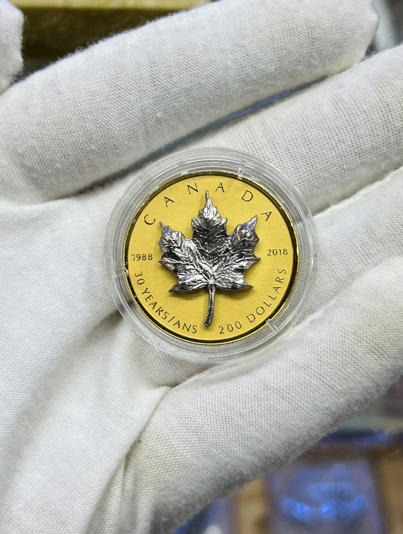 大中华拍卖第803期 2018加拿大枫叶30周年纪念金币含盒子证书1盎司金 首枚3D枫叶金币！金银合铸，极致工艺，收藏家必入臻品。