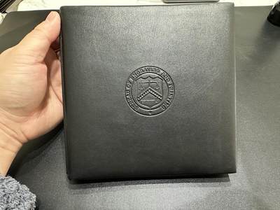 《外钞收藏家》第五百八十五期（精品场）（本平台长期征集拍品、欢迎藏友们联系合作） - 2001和2004年美国大头和彩版版50美元 两张全同号 千位号 大头还是补号 无纸盒包装和说明书