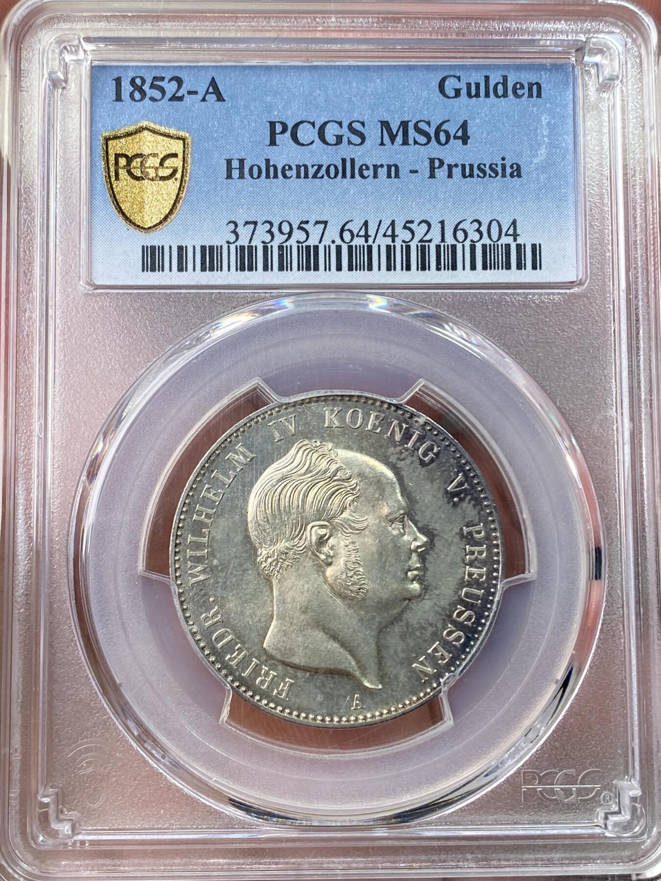 万国钱币拍卖第055期 PCGS MS64 1852年霍亨索伦-普鲁士-西格玛宁根威廉四世1古尔登银币 全深打喷砂质感 1848年欧洲大革命后 霍亨索伦-西格玛宁根&黑兴根侯国退位 普鲁士兼并以上两个侯国后单年发行了此古尔登 意义非凡 西格玛宁根亲王长子在1870成为西班牙王位继承人 直接导致普法战争爆发 