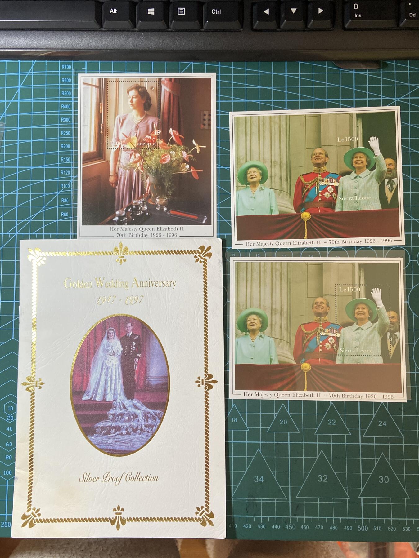 2025年第一百二十九场(总第一百五十五场）外国邮票、散币场(免佣金) 小型张邮票及封面2枚及女王大婚纪念册