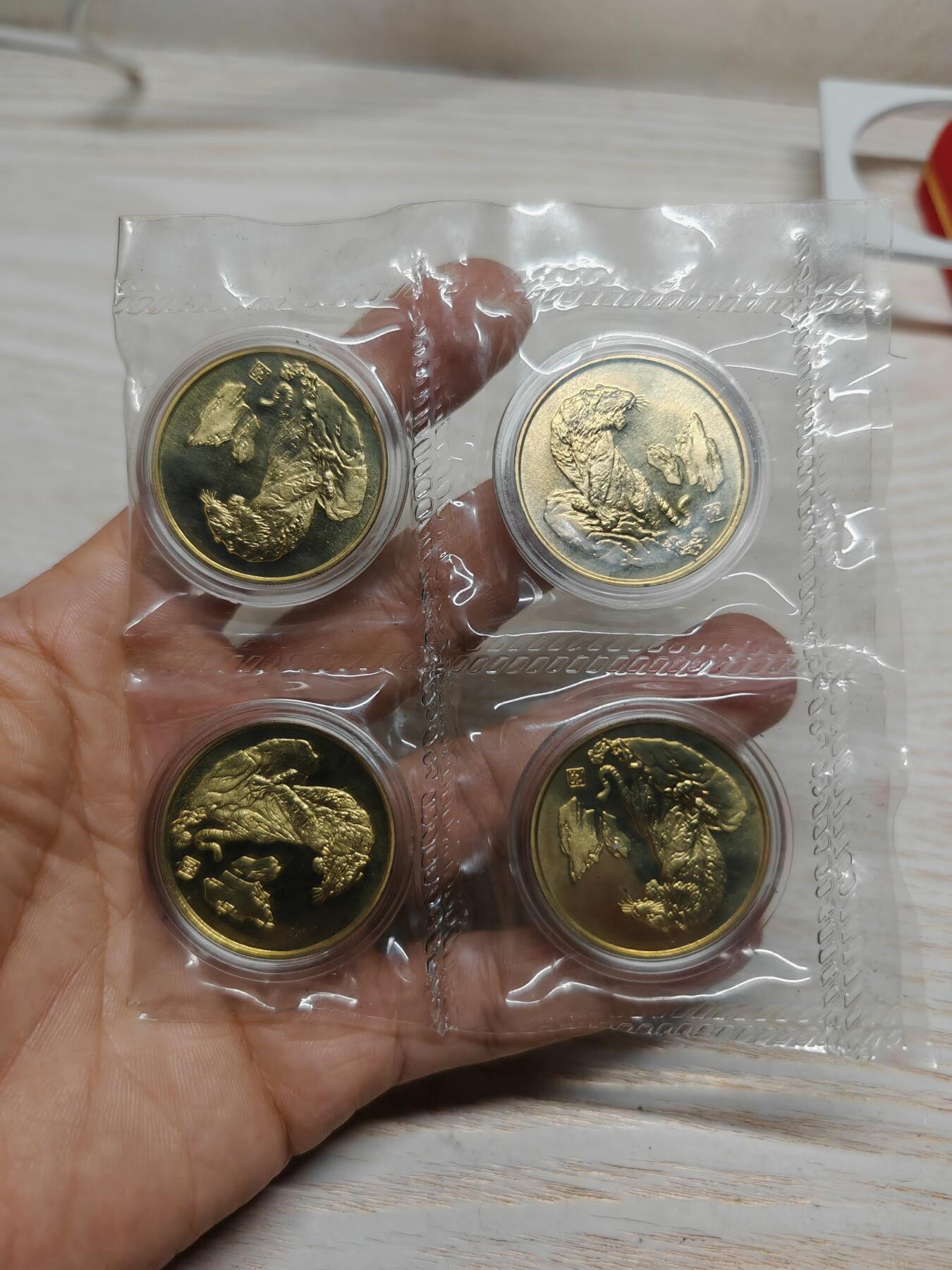 1998年上海造币厂虎年生肖纪念章4枚，原厂原封原铜光！直径33mm，本铜材质，品相完好