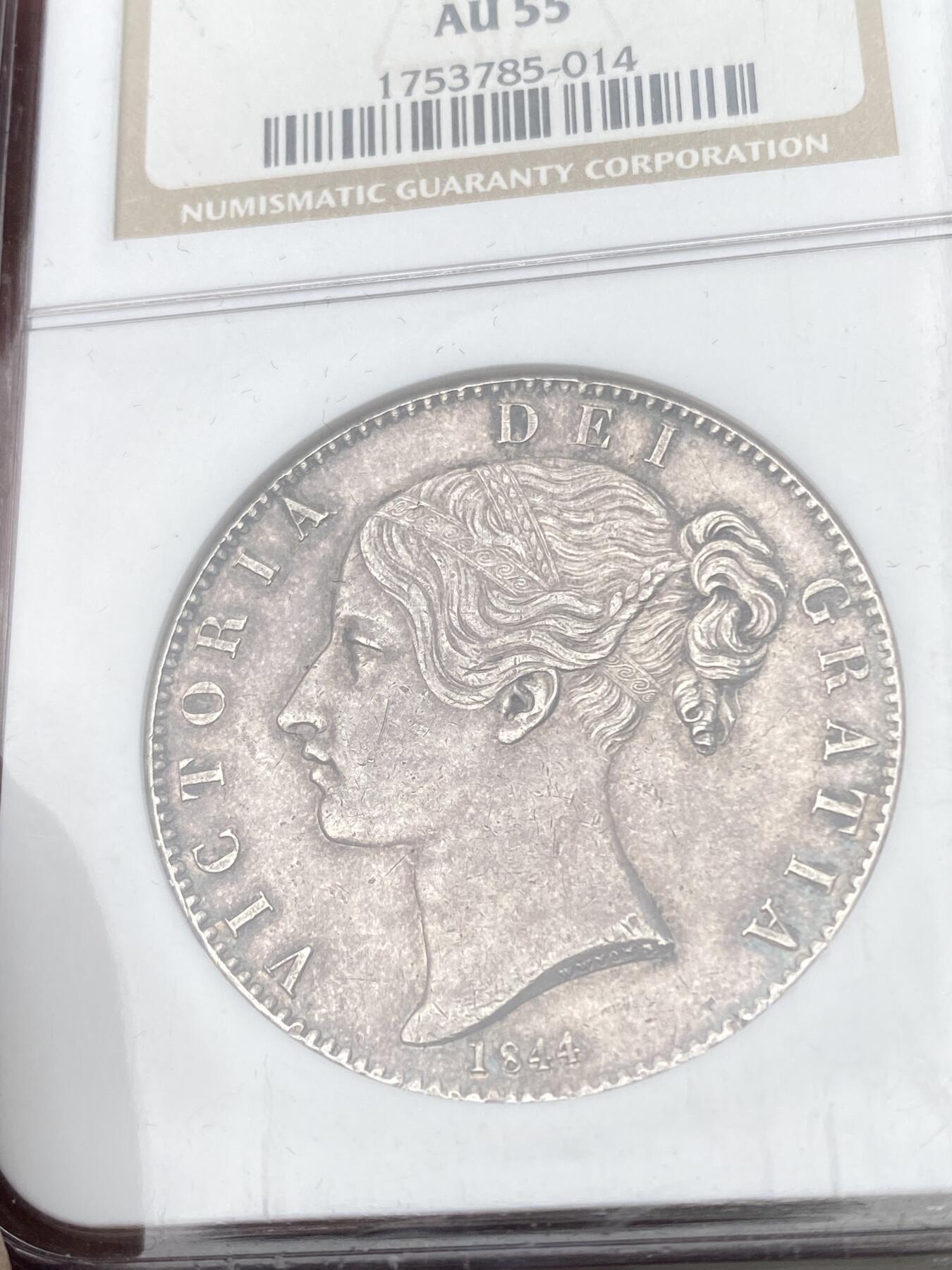 万国钱币拍卖第055期 NGC AU55 1844年英国维多利亚女皇盾徽克朗 英系克朗名誉品种 经典小维青年头像 英伦淡彩包浆 高点深打状态漂亮 NGC老白盒