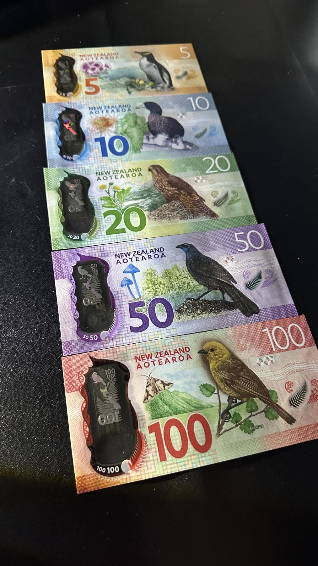 《外钞收藏家》第五百八十五期（精品场）（本平台长期征集拍品、欢迎藏友们联系合作）