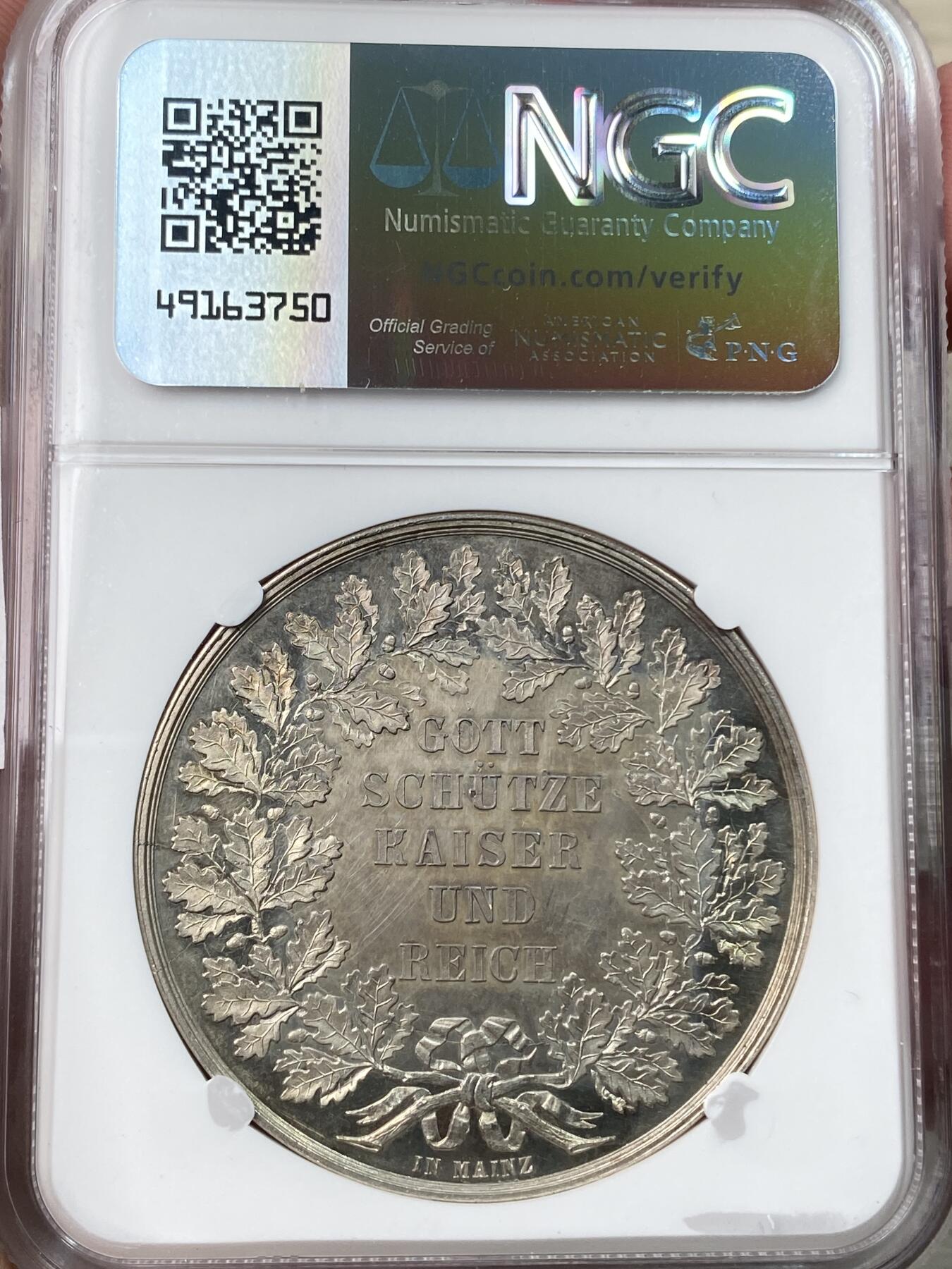 万国钱币拍卖第055期 NGC MS62 1860年左右德国拿破仑三世2泰勒型银样 Maz目录珍惜度RRR 法国国王与德国面值的结合，其生产的准确原因尚未可知，有一种说法是拿破仑三世当时想要继承拿破仑一世的意志，恢复在1814年莱比锡战役后中断的占领德国普尔法茨地区的企图，而雕模师F.Korn为了得到拿破仑三世的赞助，投其所好制作了这么一款德国面值的银币，在生产不久后便被美因茨（普尔法茨首府）政府勒令停止。