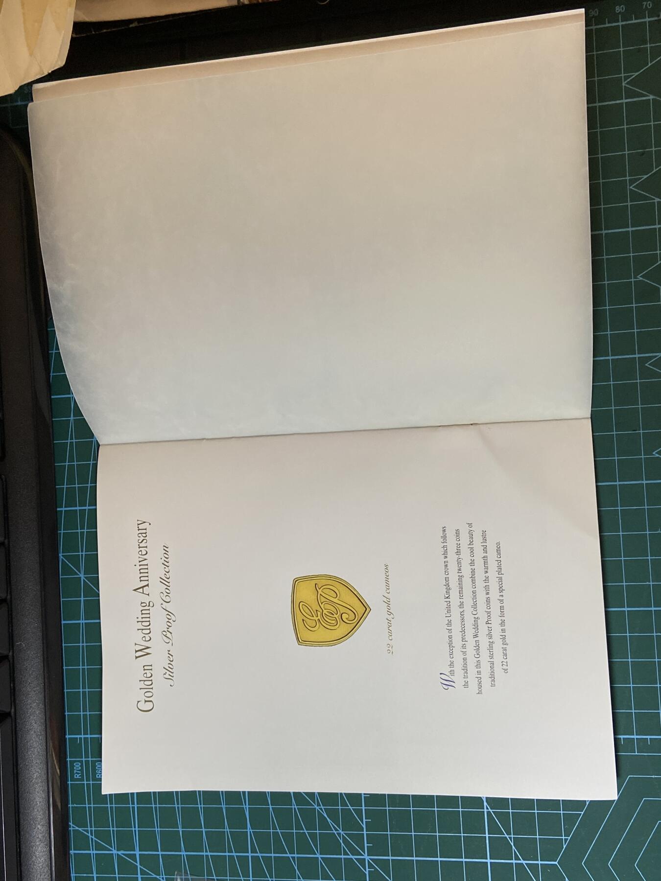 2025年第一百二十九场(总第一百五十五场）外国邮票、散币场(免佣金) 小型张邮票及封面2枚及女王大婚纪念册