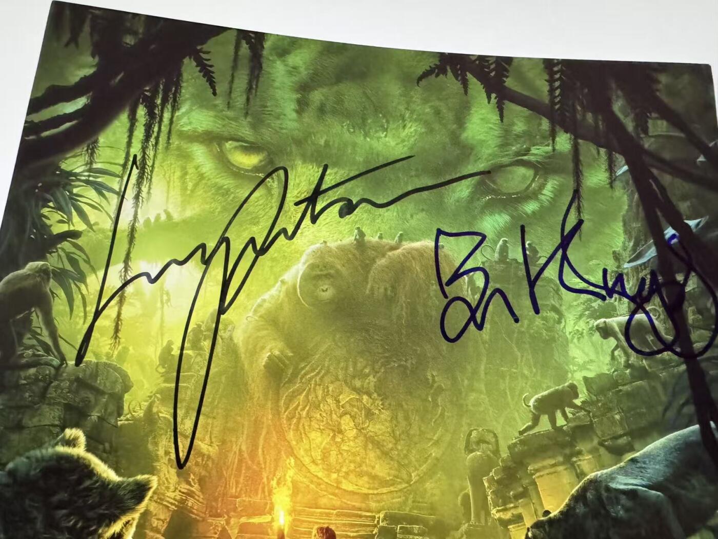 零元拍：迪士尼出品的真人动画片《奇幻森林》导演乔恩·费儒；主演尼尔·塞西；“黑豹巴希拉”配音本·金斯利；“母狼拉克沙”配音露皮塔·尼永奥，4 位主创亲笔签名IMAX 3D 原版海报。2017年2月26日，该片获得第89届奥斯卡金像奖“最佳视觉效果”奖尺寸：285X420MM。图6为装裱效果，拍品不含装裱。