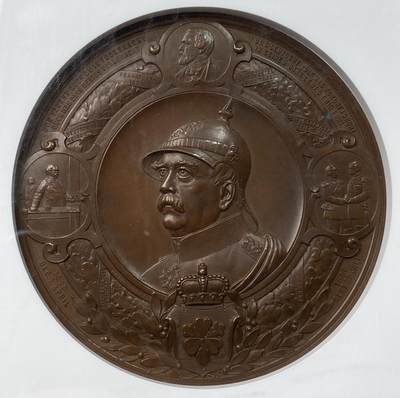 万国钱币拍卖第055期 - NGC MS64 1898年德国帝国的脊梁俾斯麦逝世纪念巨型大铜章 100MM原铜光充沛 正面俾斯麦戎装像 上方为其年轻头像 左为发表著名的铁血演讲 右与威廉二世和解 下方为俾斯麦家族盾徽 背面普鲁士皇鹰加冕 三皇为其送终 此款章为俾斯麦中的精品 最大型号巨型规格 难得一遇的顶级欧洲古典艺术章牌收藏品