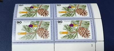 德国邮票专场，都是四方联 - 德国邮票  四方联，1979年发行，森林中的  花卉 果实4全 ，品相如图