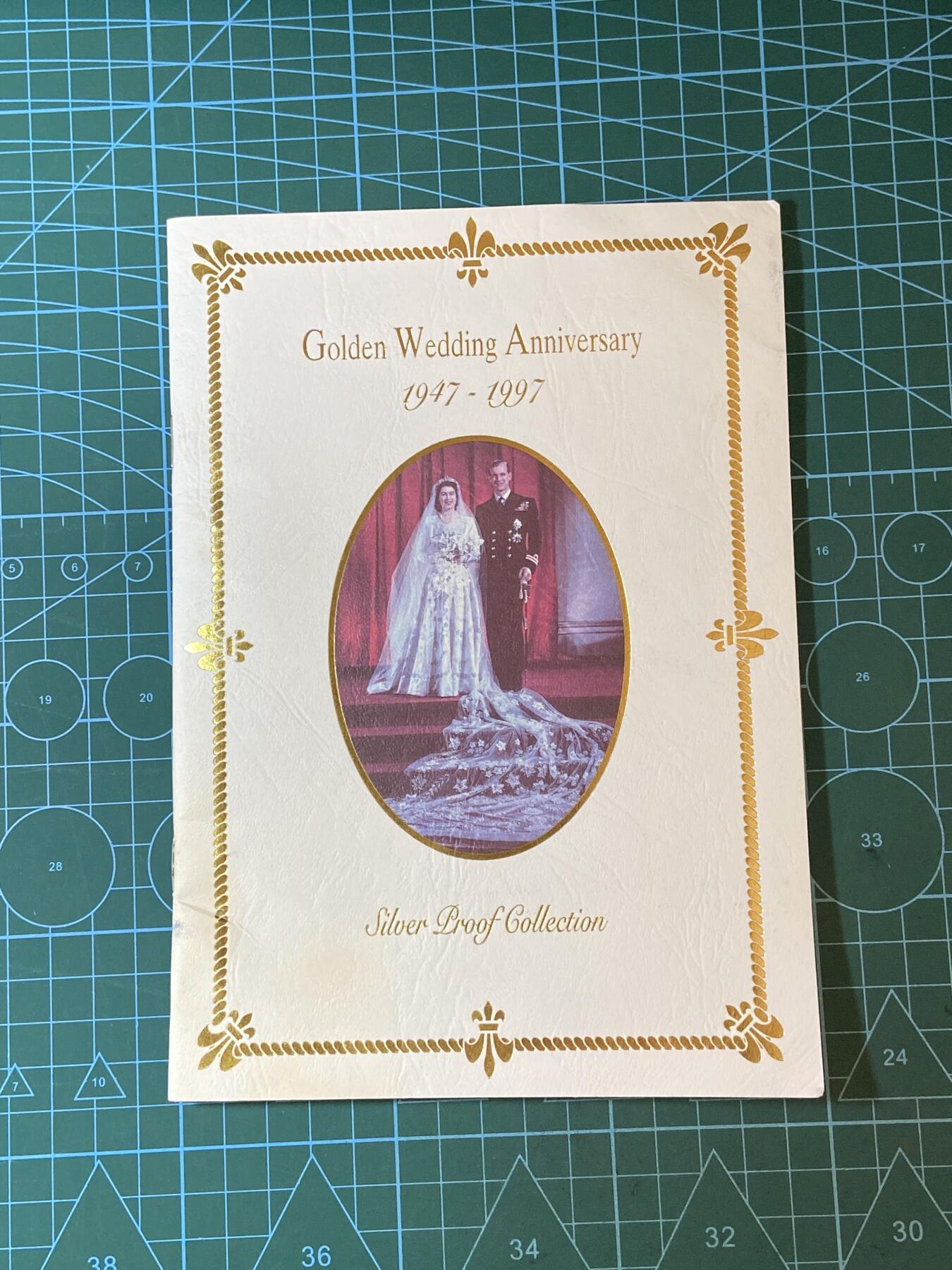 2025年第一百二十九场(总第一百五十五场）外国邮票、散币场(免佣金) 小型张邮票及封面2枚及女王大婚纪念册