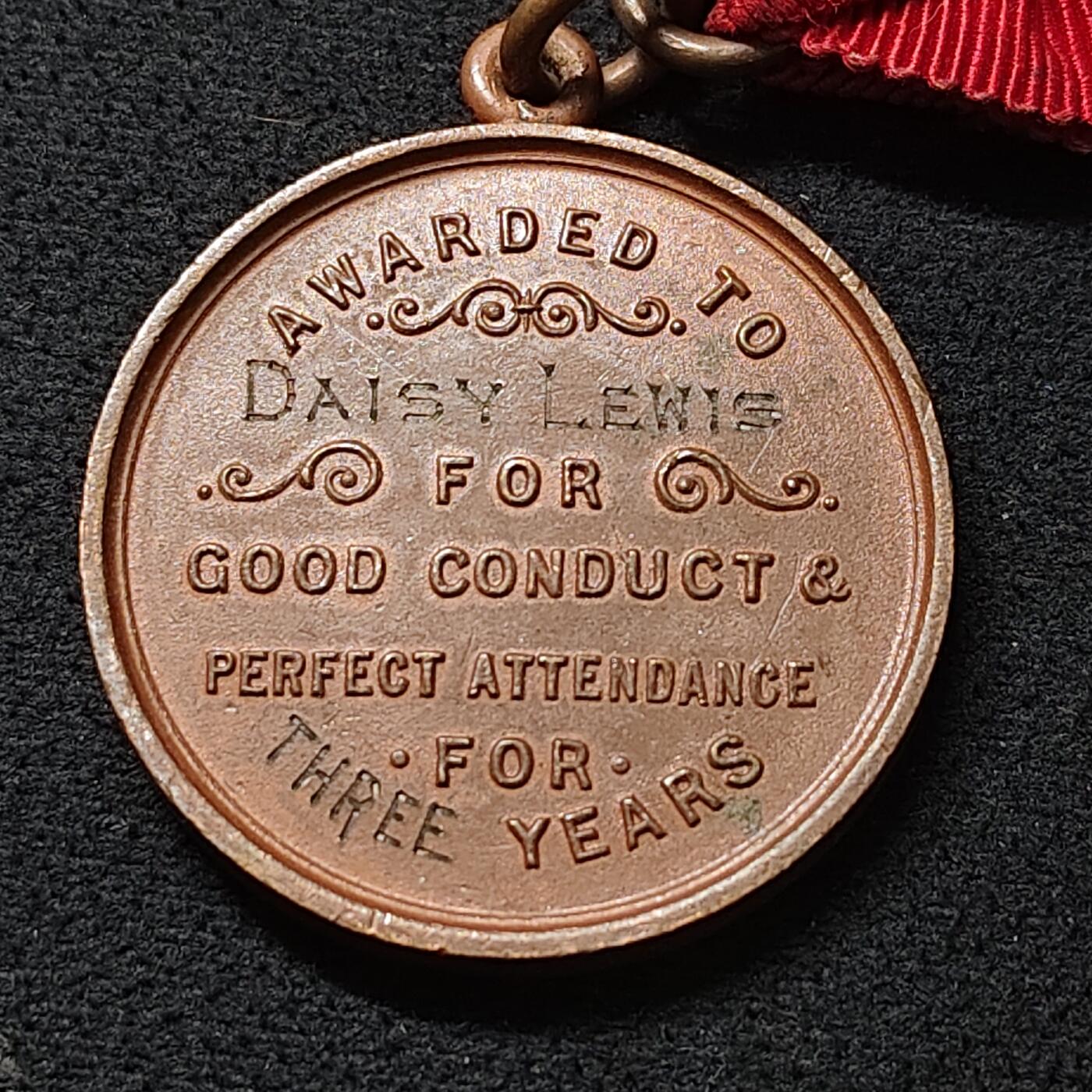 【全场包邮】纯粹捡漏拍478场（免费代拍第15场） 【勋章】英国赫特福德郡议会黛西·刘易斯三年全勤纪念铜章