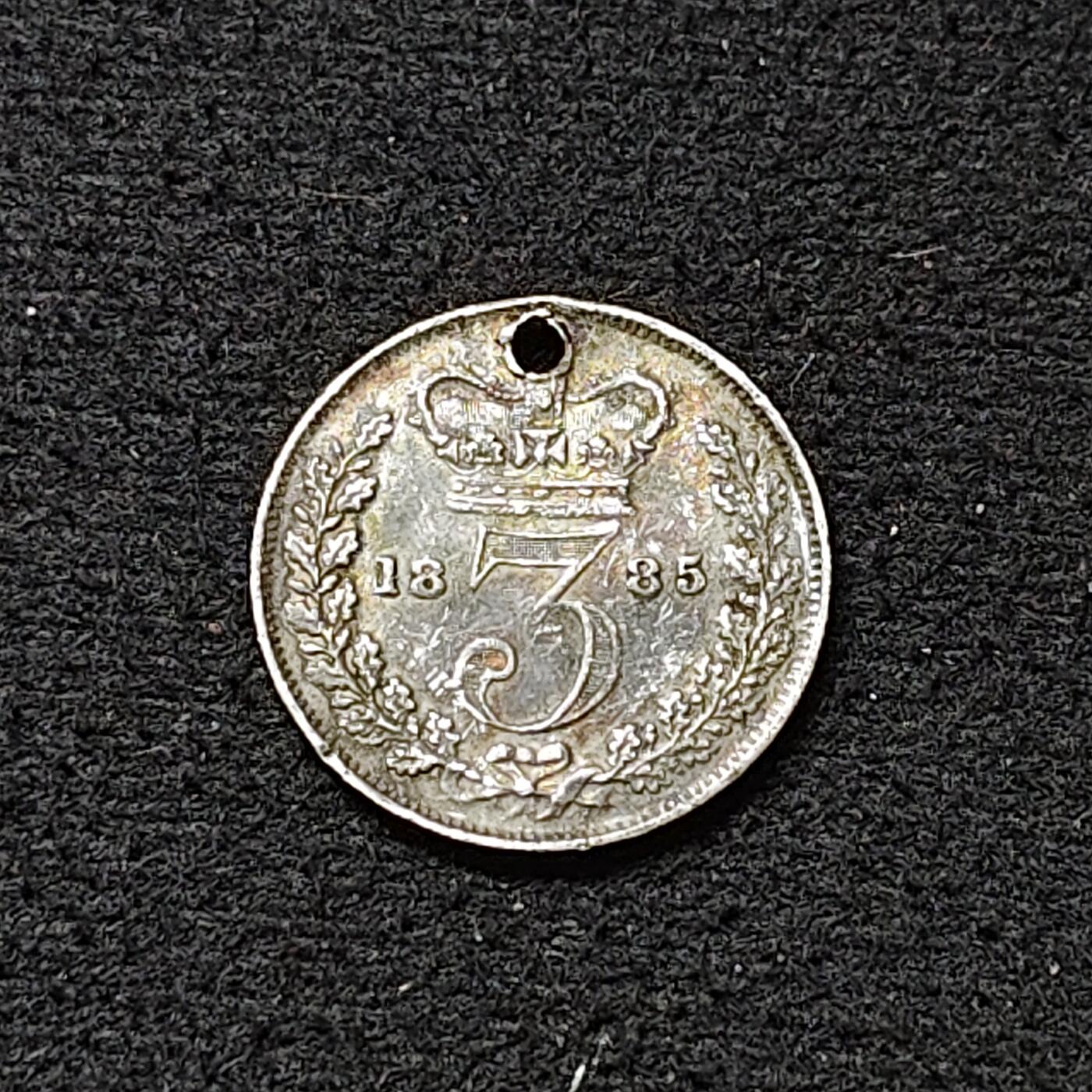 【全场包邮】纯粹捡漏拍478场（免费代拍第15场） 英国1885年少女维多利亚女王3便士银币-有孔