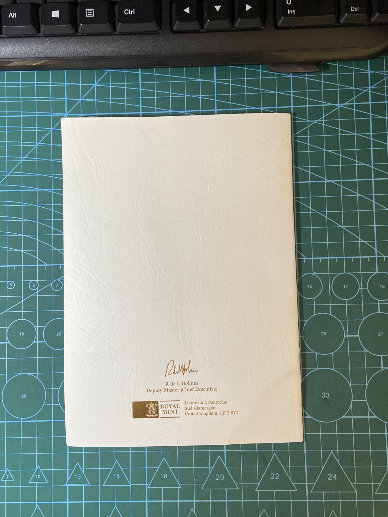 2025年第一百二十九场(总第一百五十五场）外国邮票、散币场(免佣金) 小型张邮票及封面2枚及女王大婚纪念册