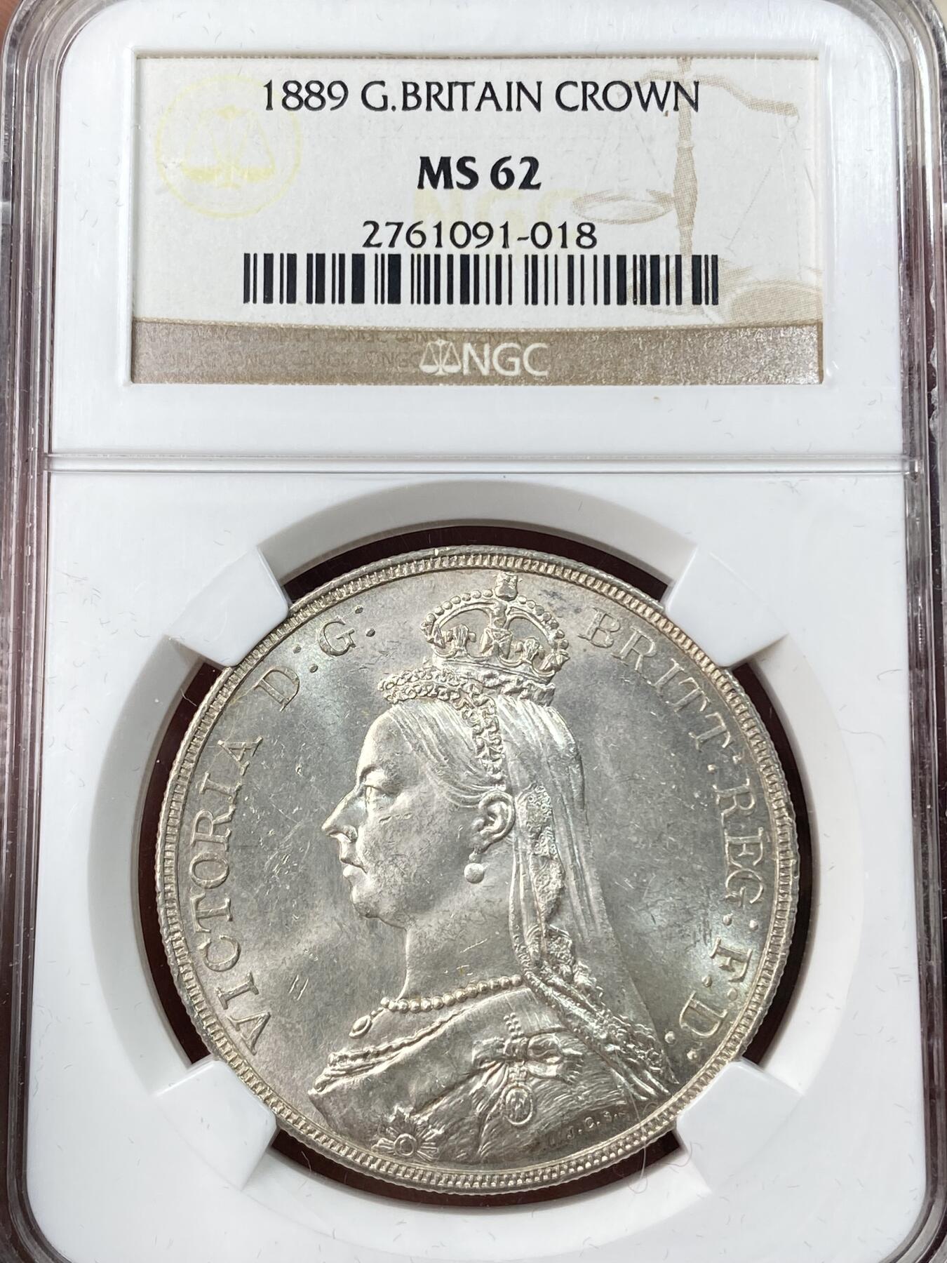 万国钱币拍卖第055期 NGC MS62 1889年英国维多利亚女皇高冠马剑克朗 粉光银霜闪烁 NGC老白盒质感极佳