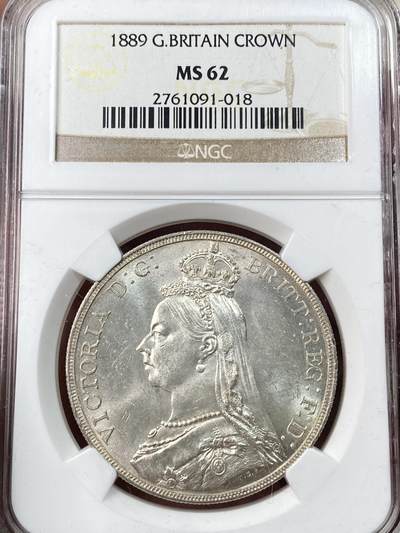 万国钱币拍卖第055期 - NGC MS62 1889年英国维多利亚女皇高冠马剑克朗 粉光银霜闪烁 NGC老白盒质感极佳