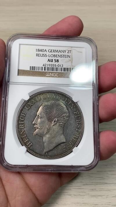 万国钱币拍卖第055期 NGC AU58 1840年德国罗伊斯-埃伯恩多夫幼系海因里希七十二世大纹章2泰勒 顶级小邦品种 环彩转光倒影包浆 高点细节极其锋利 发丝根根可数 NGC老盒 观感超越分数的状态