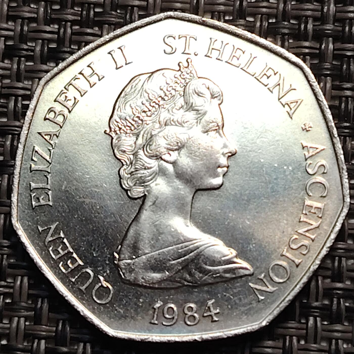 布加迪🐬～世界钱币(上海)🌾第 259 期 /  各国套币和散币 英属圣赫勒拿和阿森松岛 关押拿破仑的岛 50便士 30mm 女王头像