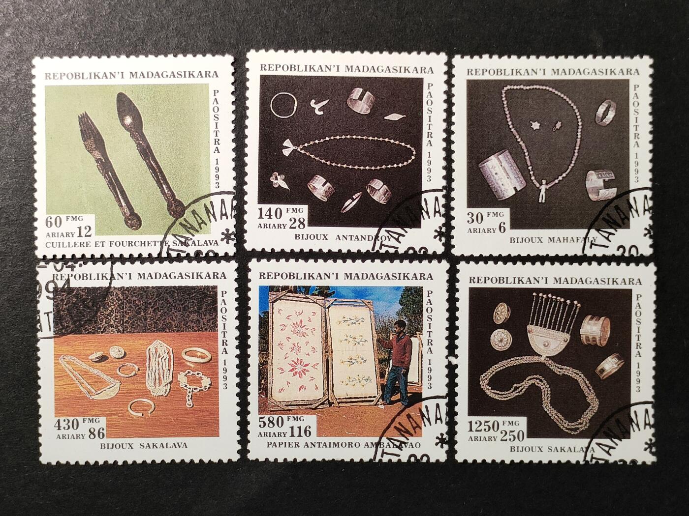 嘉禾收藏    【第380期】            无佣金、可寄存、满30元包邮 马达加斯加邮票，1993年传统文化 饰品手工艺品邮票