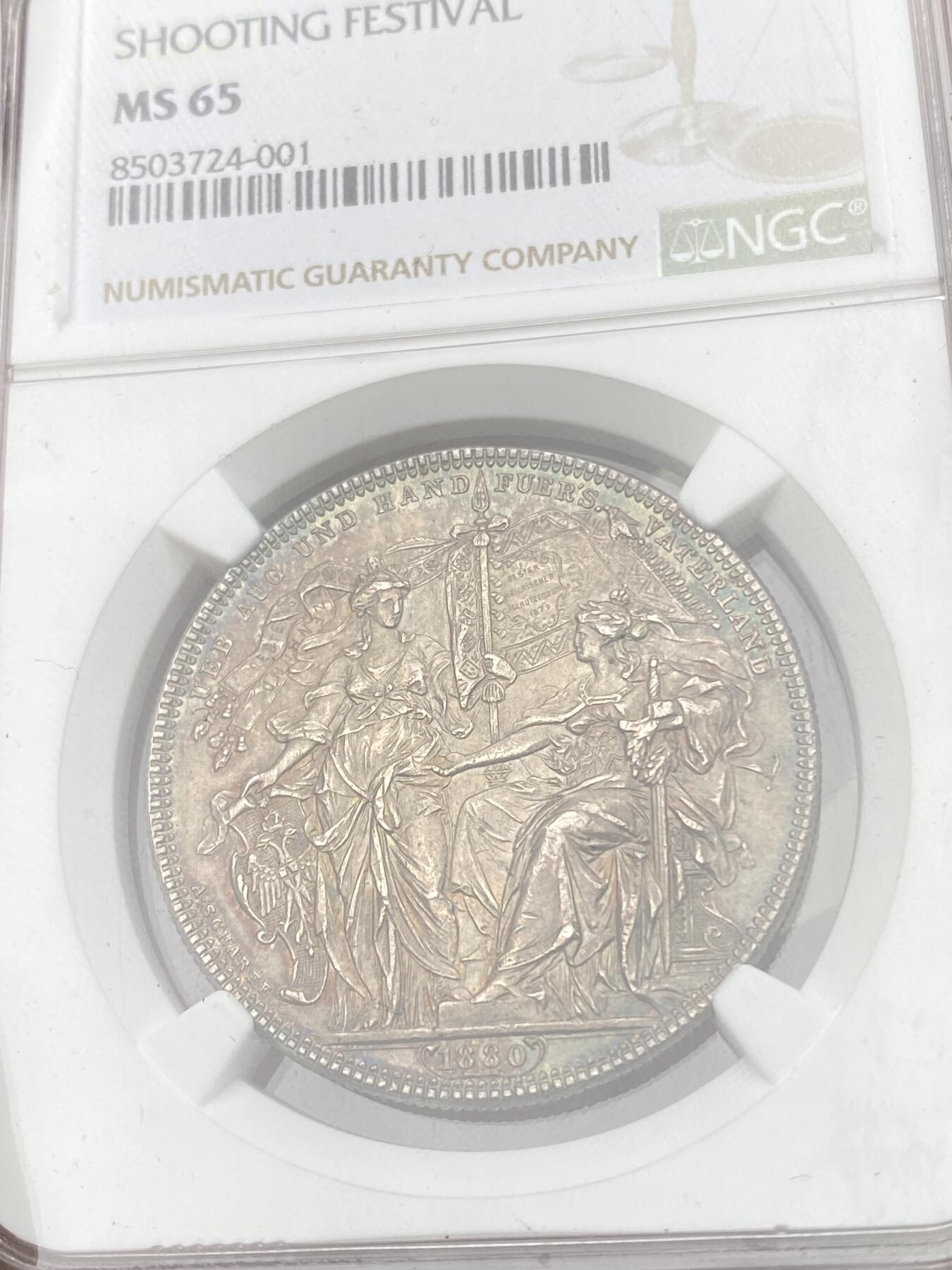 万国钱币拍卖第055期 NGC MS65 1880年奥地利射击节弗朗茨一世2弗罗银币 奥地利大名誉品种 名家沙夫经典之作 两位女神一位持旗一位持剑 其雕刻细节堪称鬼斧神工 令人叹服 无愧于沙夫大师之名 双面均匀欧陆五彩 极度舒适的状态 NGC亚军分