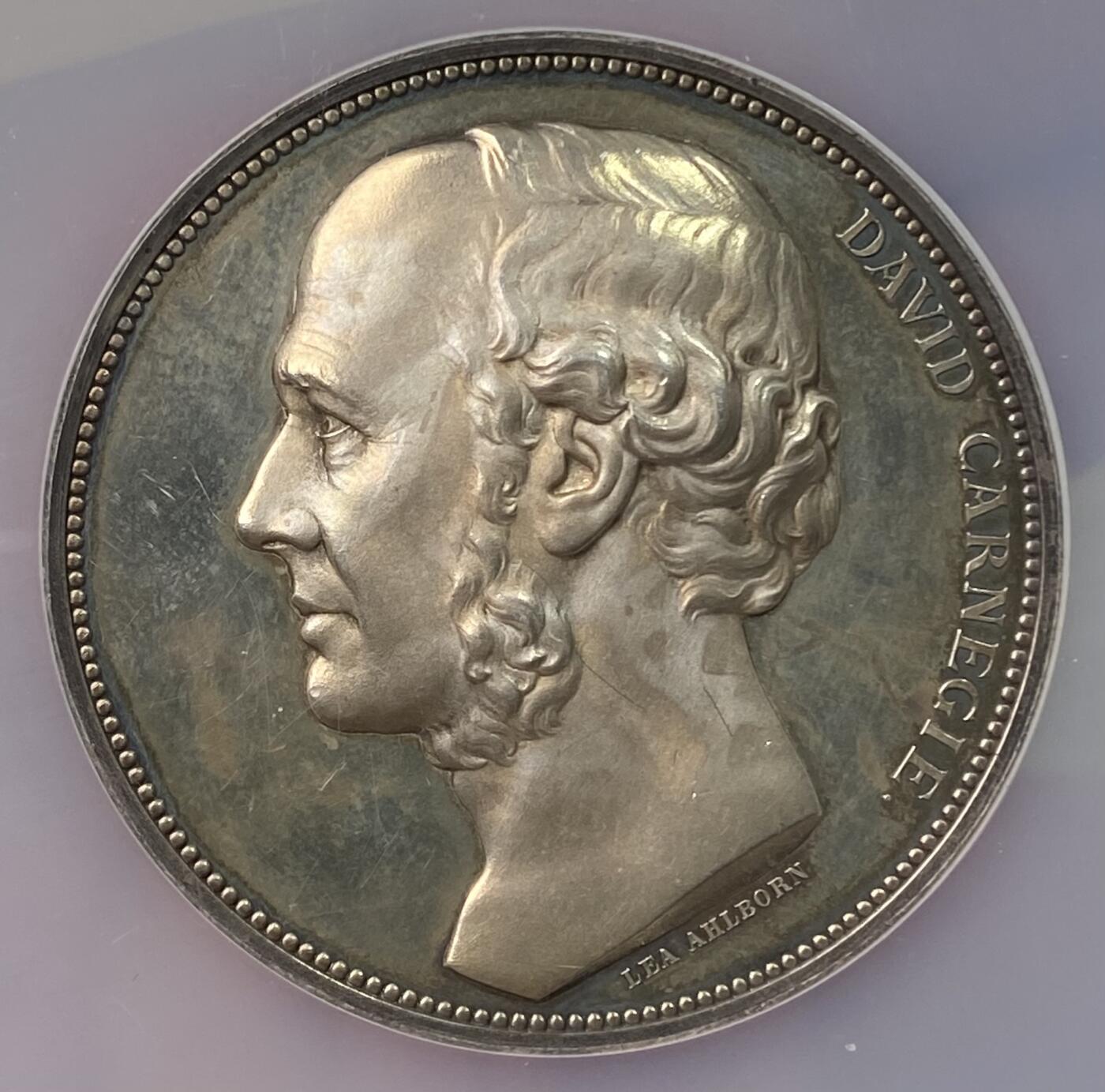 万国钱币拍卖第055期 NGC MS64 1886年瑞典矿业公司成立50周年纪念大银章 罕见北欧商业设计天花板 人物与景观完美融合 刻画入木三分 顶级冠军分收藏级 48MM 55.3G大规格