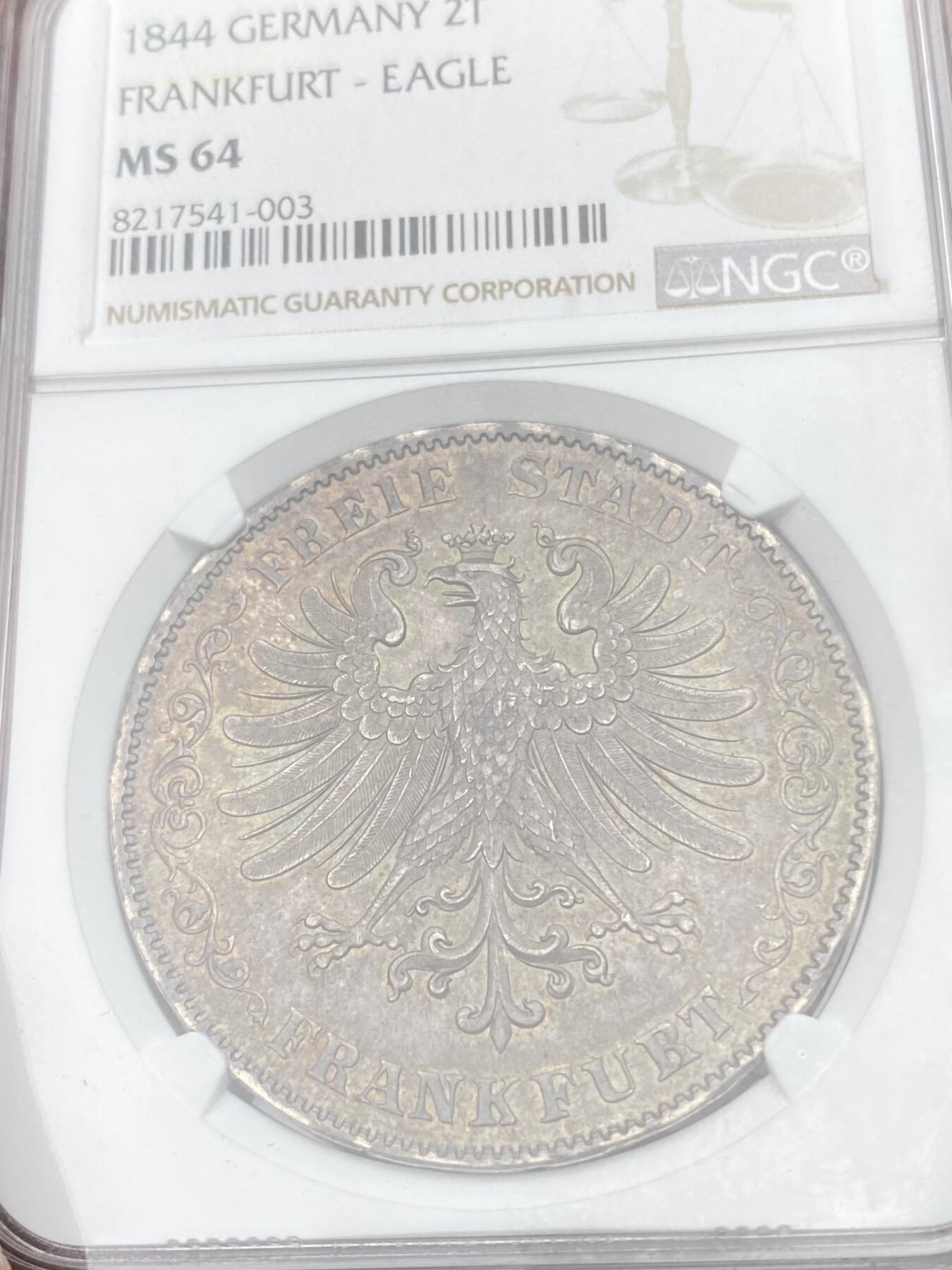 万国钱币拍卖第055期 NGC MS64 1844年法兰克福自由市鹰徽流通2泰勒 仅发行19万枚且流通充分 正面是象征法兰克福的雄鹰 背面采用橡叶结合面值设计 原味酱五彩难掩底光迸发 NGC亚军分 极其难得的典藏品质