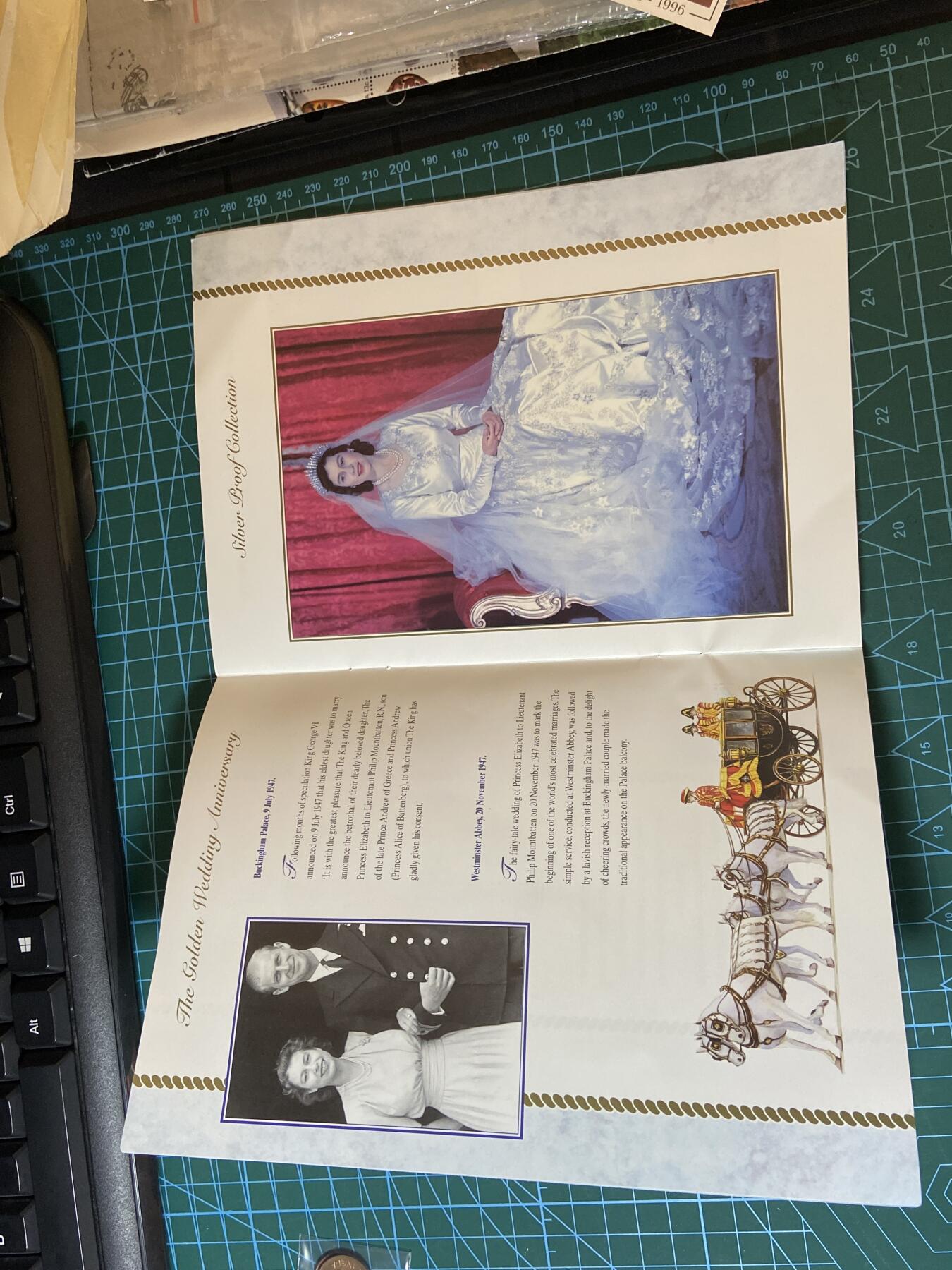 2025年第一百二十九场(总第一百五十五场）外国邮票、散币场(免佣金) 小型张邮票及封面2枚及女王大婚纪念册