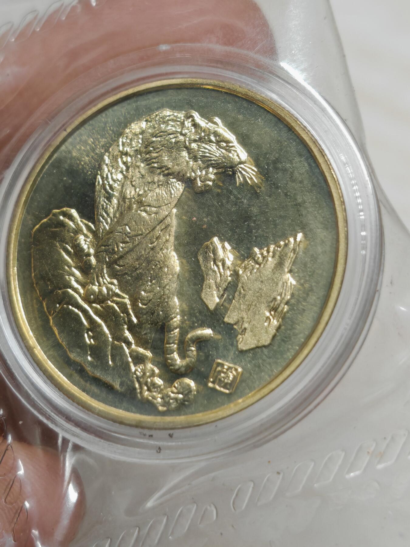 1998年上海造币厂虎年生肖纪念章4枚，原厂原封原铜光！直径33mm，本铜材质，品相完好