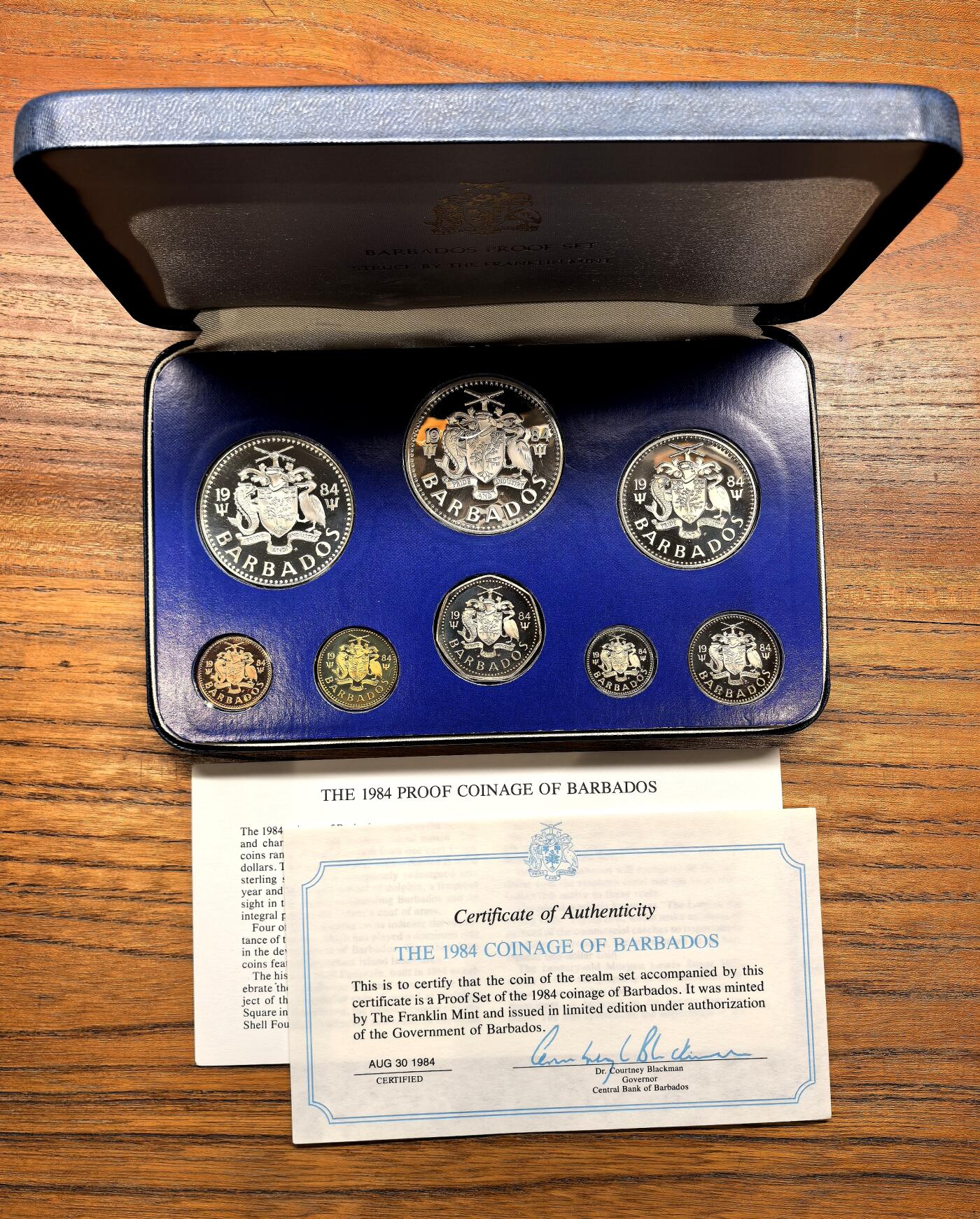 泉海漫舟·凡希社世界钱币微拍第三百十四期 荐！1984巴巴多斯海豚精铸PS原厂盒证，品相完美。富兰克林厂套币总筋，极其罕见！