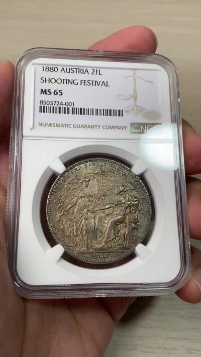 万国钱币拍卖第055期 NGC MS65 1880年奥地利射击节弗朗茨一世2弗罗银币 奥地利大名誉品种 名家沙夫经典之作 两位女神一位持旗一位持剑 其雕刻细节堪称鬼斧神工 令人叹服 无愧于沙夫大师之名 双面均匀欧陆五彩 极度舒适的状态 NGC亚军分