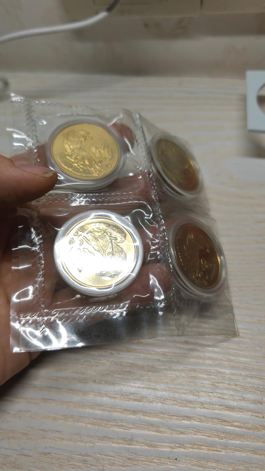 1998年上海造币厂虎年生肖纪念章4枚，原厂原封原铜光！直径33mm，本铜材质，品相完好