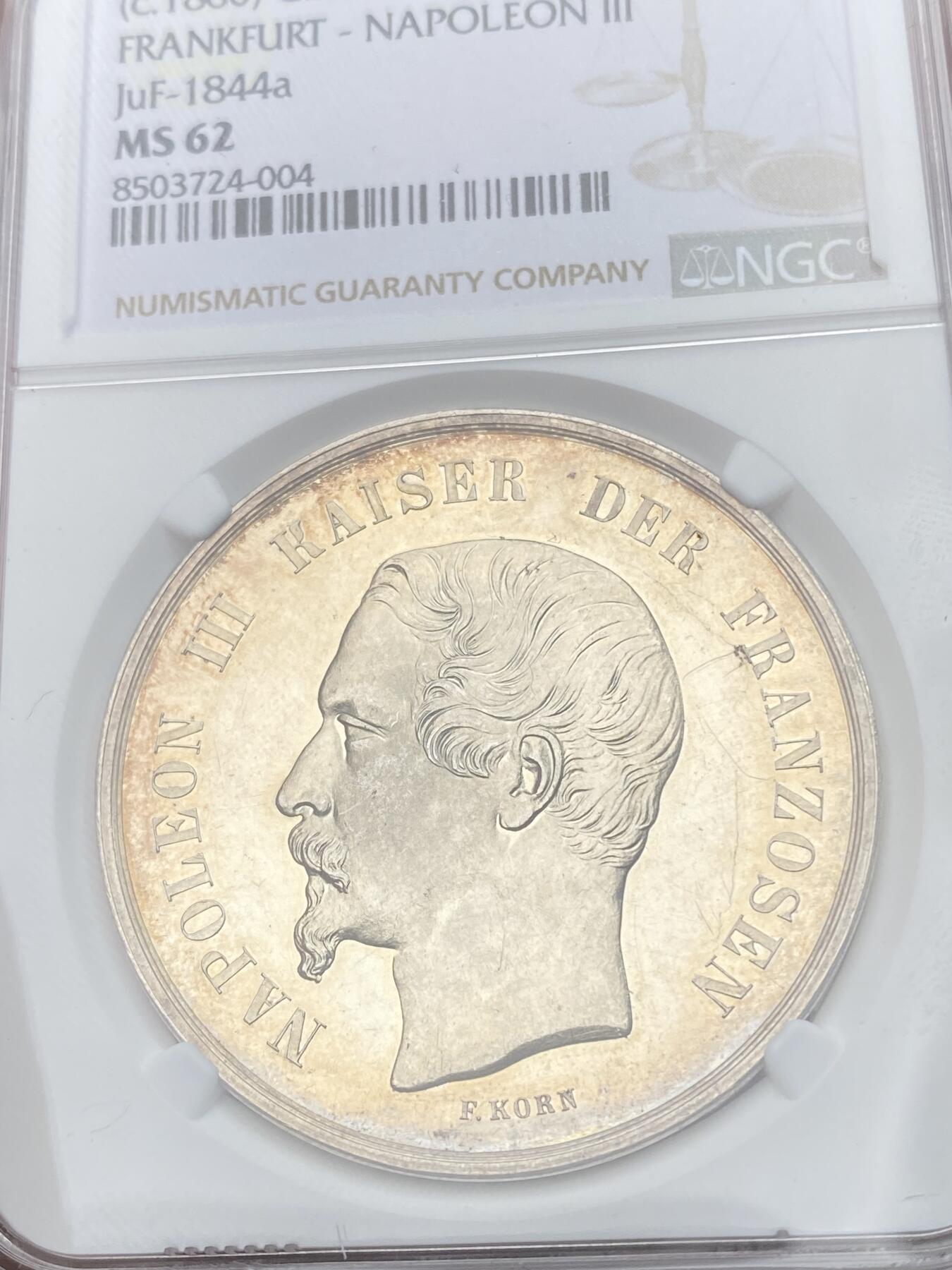 万国钱币拍卖第055期 NGC MS62 1860年左右德国拿破仑三世2泰勒型银样 Maz目录珍惜度RRR 法国国王与德国面值的结合，其生产的准确原因尚未可知，有一种说法是拿破仑三世当时想要继承拿破仑一世的意志，恢复在1814年莱比锡战役后中断的占领德国普尔法茨地区的企图，而雕模师F.Korn为了得到拿破仑三世的赞助，投其所好制作了这么一款德国面值的银币，在生产不久后便被美因茨（普尔法茨首府）政府勒令停止。