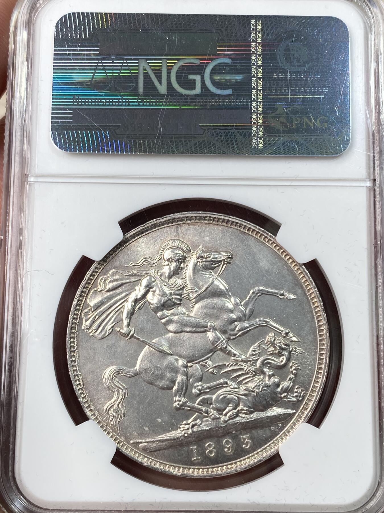 万国钱币拍卖第055期 NGC UNCD 1893年英国维多利亚女皇披纱马剑克朗 银霜转光高点极佳