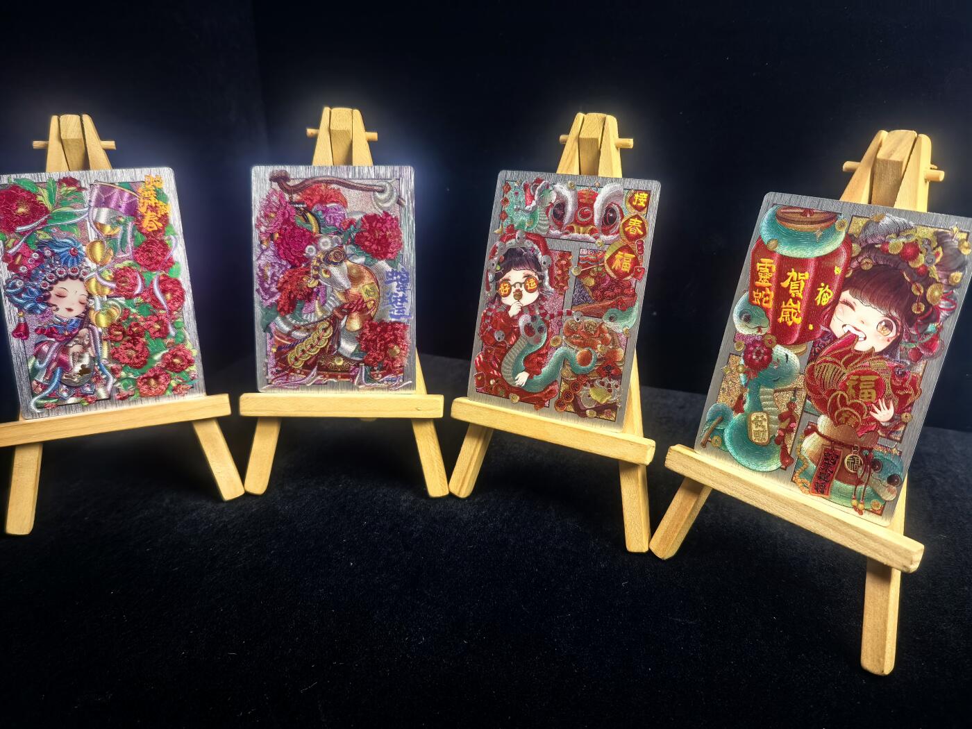 无佣金 不寄存 不收拍 链接少 我只是一个小小的卡牌收藏玩家   需要多宫大佬请私聊 部分卡牌设有底价（不想玩的那么累，即使有底价也会比市场价便宜的多，懂的自然懂） 拒绝小号抬价 大家放心拍 所有拍品部分套有卡膜 部分卡牌多宫 自制卡牌 不包厂瑕 放大镜 品控 勿拍 流拍商品会循环 感谢大家支持 留个关注 不定时上新 谢谢 奇点卡牌◤蛇年礼盒◥溶溶 新年贺岁粗闪一套