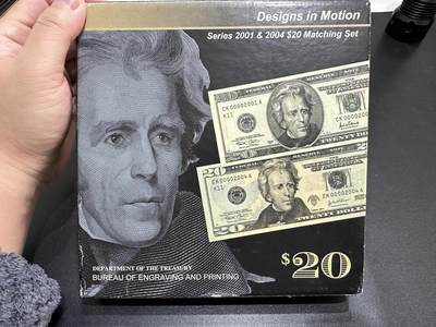 《外钞收藏家》第五百八十五期（精品场）（本平台长期征集拍品、欢迎藏友们联系合作） - 2001和2004年美国大头和彩版版20美元 两张全同号 千位号 