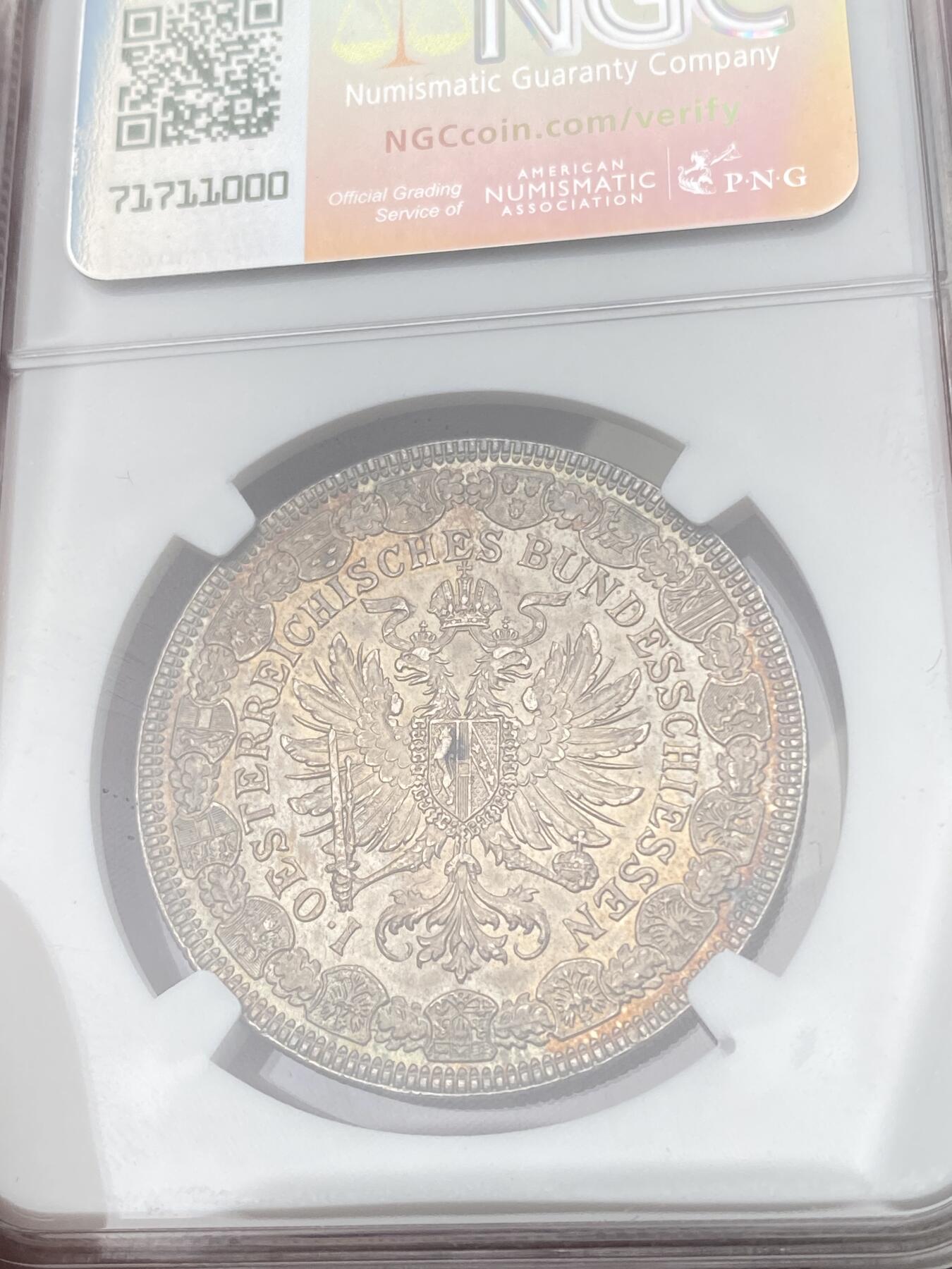 万国钱币拍卖第055期 NGC MS65 1880年奥地利射击节弗朗茨一世2弗罗银币 奥地利大名誉品种 名家沙夫经典之作 两位女神一位持旗一位持剑 其雕刻细节堪称鬼斧神工 令人叹服 无愧于沙夫大师之名 双面均匀欧陆五彩 极度舒适的状态 NGC亚军分