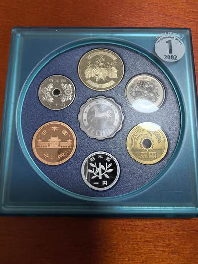 长老汇蛇年精选第七十三场拍卖 - 2002日本科技系列之一6枚精制币套装小方盒，含银质梅花形银章1枚