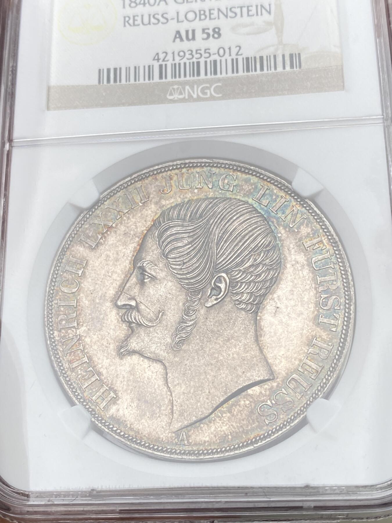 万国钱币拍卖第055期 NGC AU58 1840年德国罗伊斯-埃伯恩多夫幼系海因里希七十二世大纹章2泰勒 顶级小邦品种 环彩转光倒影包浆 高点细节极其锋利 发丝根根可数 NGC老盒 观感超越分数的状态