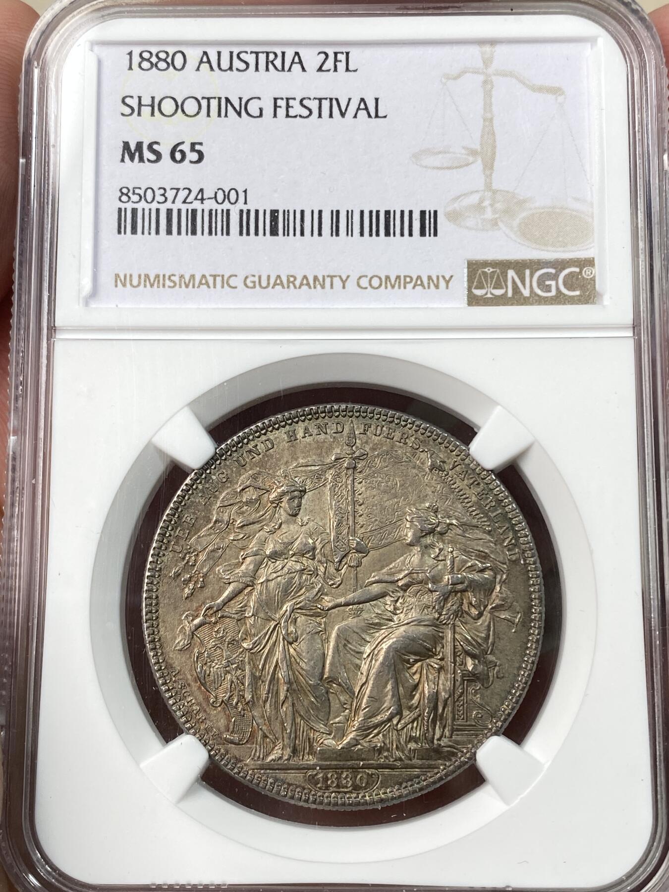 万国钱币拍卖第055期 NGC MS65 1880年奥地利射击节弗朗茨一世2弗罗银币 奥地利大名誉品种 名家沙夫经典之作 两位女神一位持旗一位持剑 其雕刻细节堪称鬼斧神工 令人叹服 无愧于沙夫大师之名 双面均匀欧陆五彩 极度舒适的状态 NGC亚军分