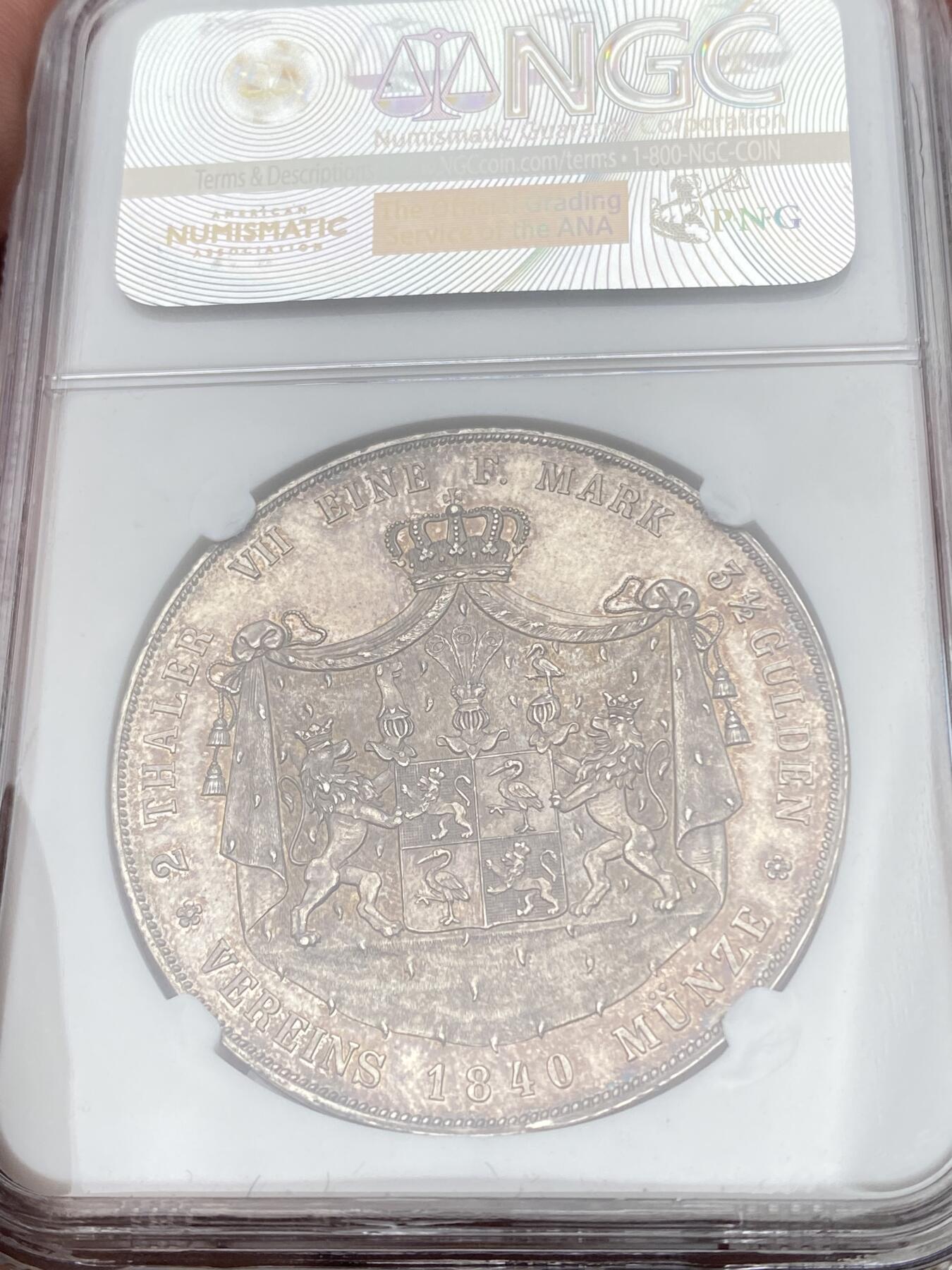 万国钱币拍卖第055期 NGC AU58 1840年德国罗伊斯-埃伯恩多夫幼系海因里希七十二世大纹章2泰勒 顶级小邦品种 环彩转光倒影包浆 高点细节极其锋利 发丝根根可数 NGC老盒 观感超越分数的状态