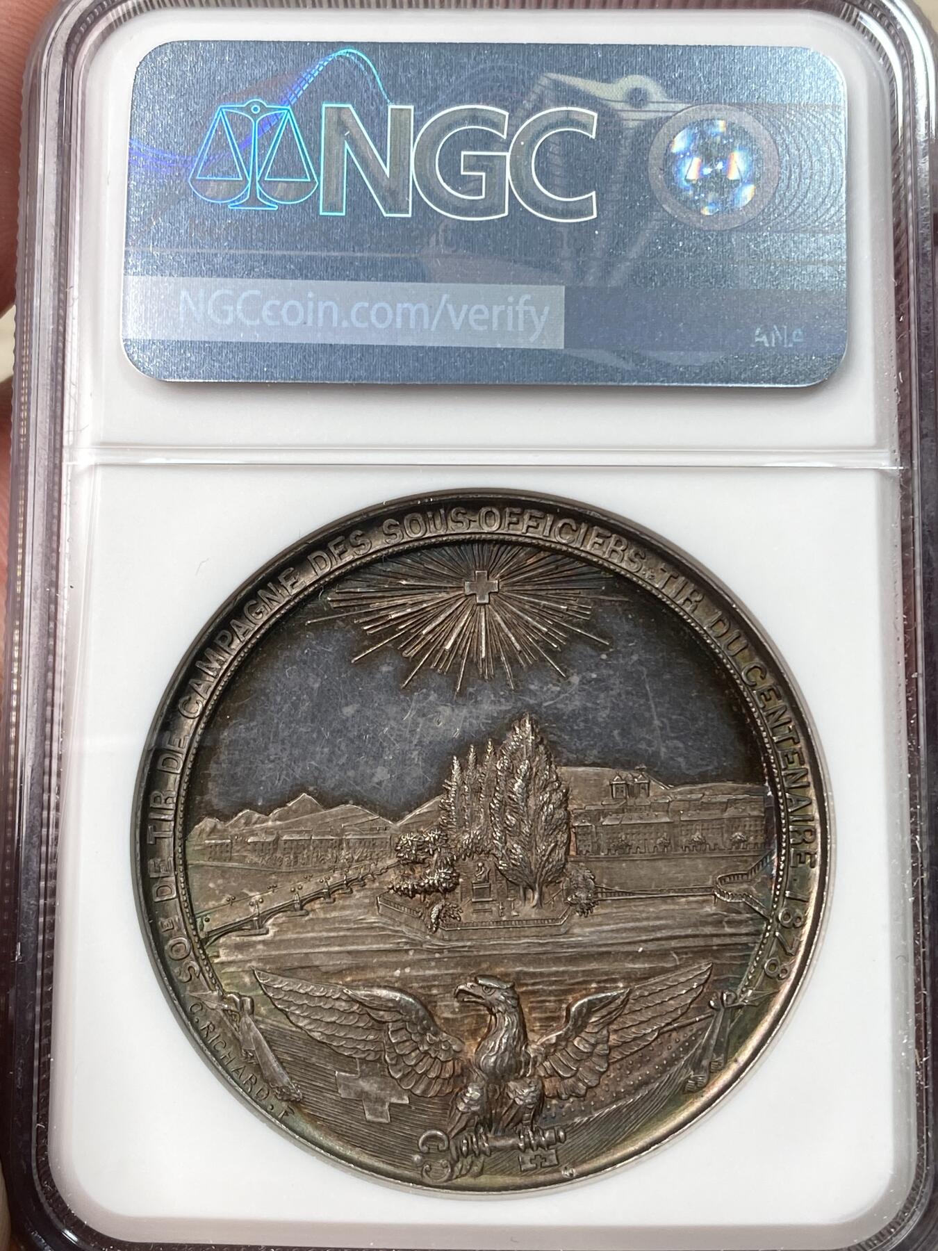 万国钱币拍卖第055期 NGC MS62 1878年瑞士日内瓦士官野战射击协会百年射击赛纪念大银章 43MM 瑞士雄鹰罕见 正面让-雅克·卢梭半身像 卷发刻画极其精细美艳 反面日内瓦卢梭岛景观 缤纷红酒彩包浆极其罕见瑞射罕见名品 大规格厚重高浮雕 NGC唯一亚军 更高分仅一枚