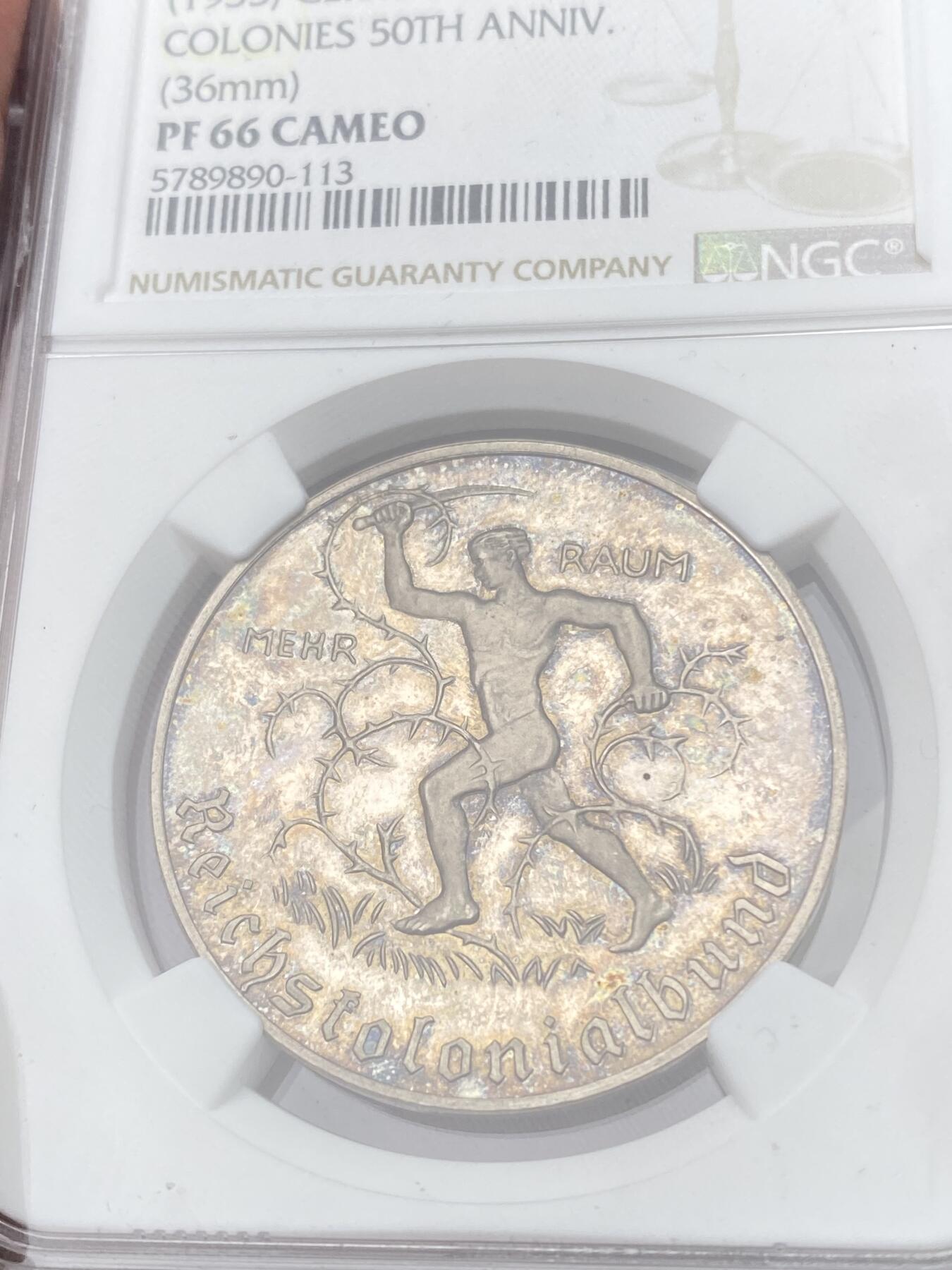 万国钱币拍卖第055期 NGC PF66CAM 1933年德国民族社会主义工人党纪念帝国殖民地50周年精致银章 顶奢深度镜面精致唯一冠军分 背面一圈为当时帝国殖民地所在地 其中包含中国青岛 原味天鹅绒彩