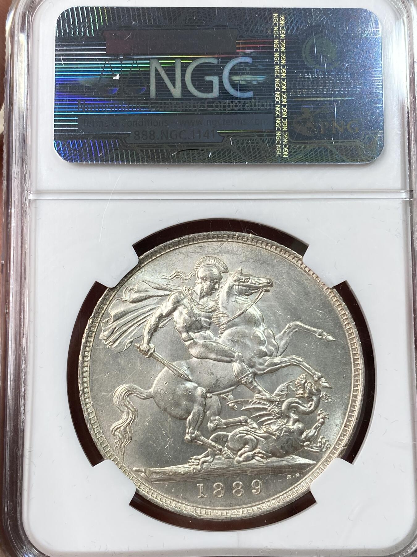 万国钱币拍卖第055期 NGC MS62 1889年英国维多利亚女皇高冠马剑克朗 粉光银霜闪烁 NGC老白盒质感极佳