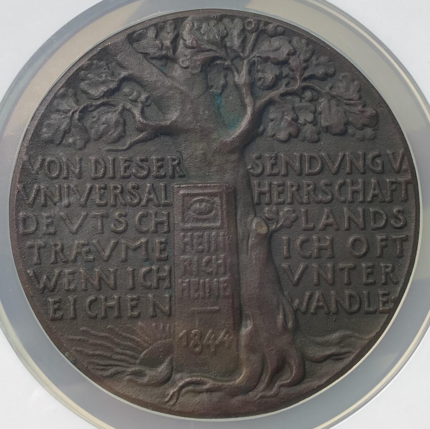 万国钱币拍卖第055期 NGC MS63 1918年德国庆祝元旦新年纪念大铜章 卡尔哥茨名家作品 此时距一战开战已第三个年头 背面书：整个欧洲，整个世界，整个世界都将成为德国！ 第二年德国战败投降在法国凡尔赛的一节火车车厢内签订著名的《凡尔赛合约》