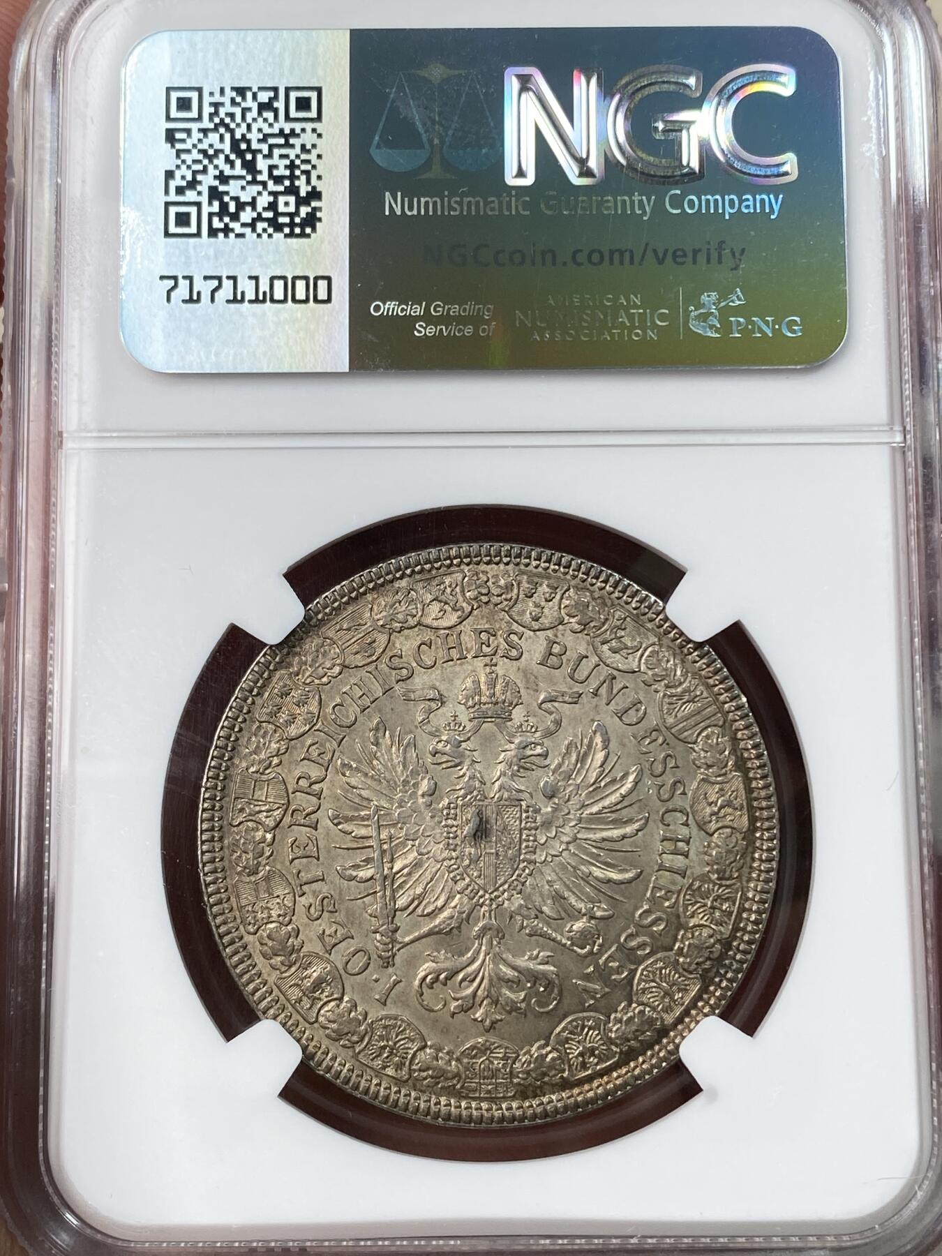 万国钱币拍卖第055期 NGC MS65 1880年奥地利射击节弗朗茨一世2弗罗银币 奥地利大名誉品种 名家沙夫经典之作 两位女神一位持旗一位持剑 其雕刻细节堪称鬼斧神工 令人叹服 无愧于沙夫大师之名 双面均匀欧陆五彩 极度舒适的状态 NGC亚军分