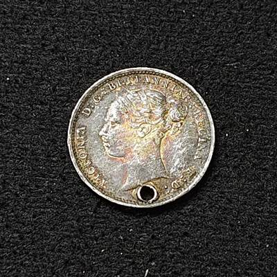 【全场包邮】纯粹捡漏拍478场（免费代拍第15场） - 英国1885年少女维多利亚女王3便士银币-有孔