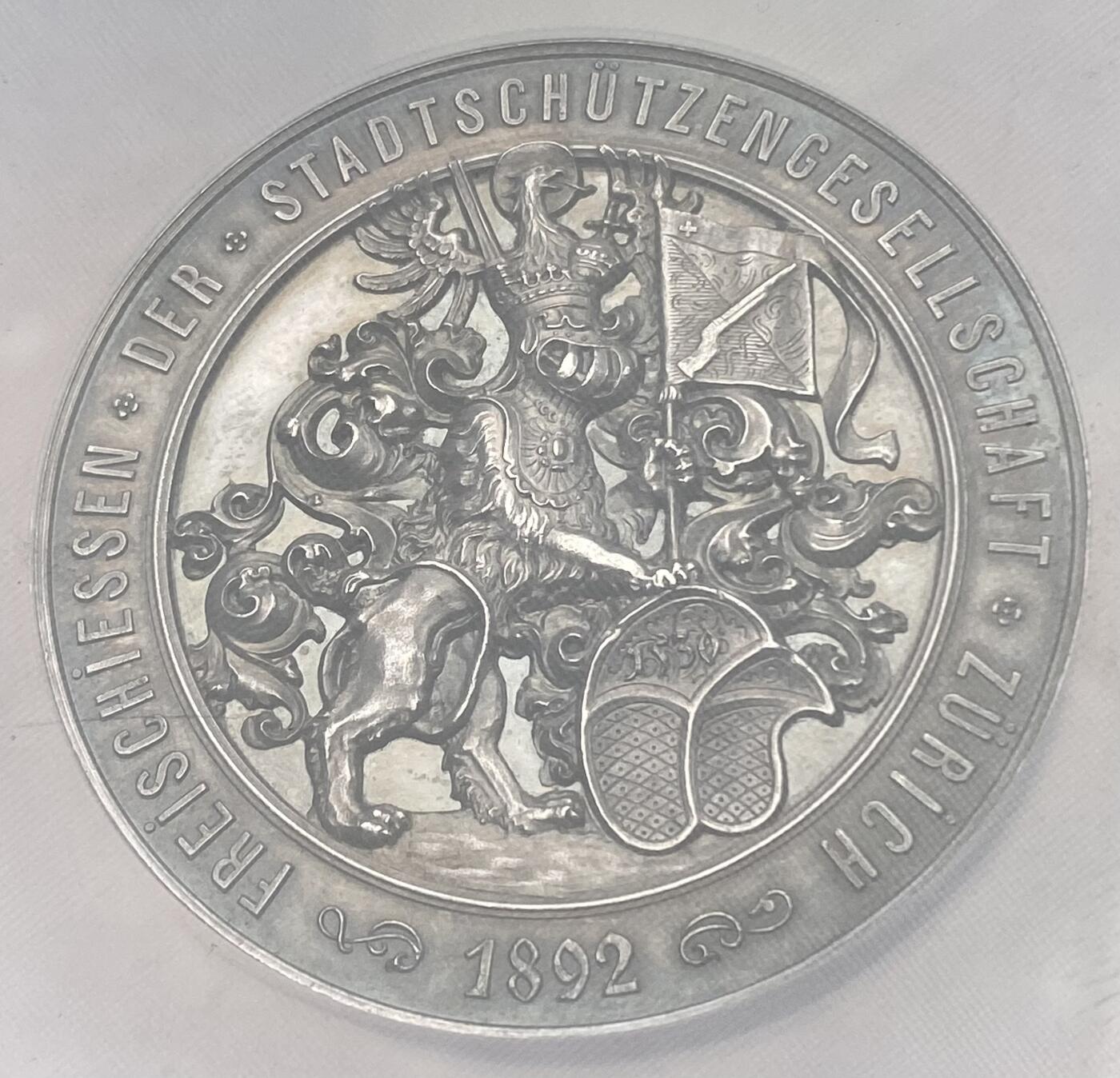 万国钱币拍卖第055期 NGC MS64 1892年瑞士联邦苏黎世射击节纪念大银章 瑞射名品之一 罕见品种瑞士女神与雄狮在苏黎世城市景观前 苏黎世盾徽超高浮雕雄伟无敌 巨型瑞射名誉品种 NGC唯一冠军分