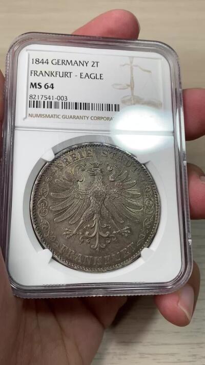 万国钱币拍卖第055期 NGC MS64 1844年法兰克福自由市鹰徽流通2泰勒 仅发行19万枚且流通充分 正面是象征法兰克福的雄鹰 背面采用橡叶结合面值设计 原味酱五彩难掩底光迸发 NGC亚军分 极其难得的典藏品质