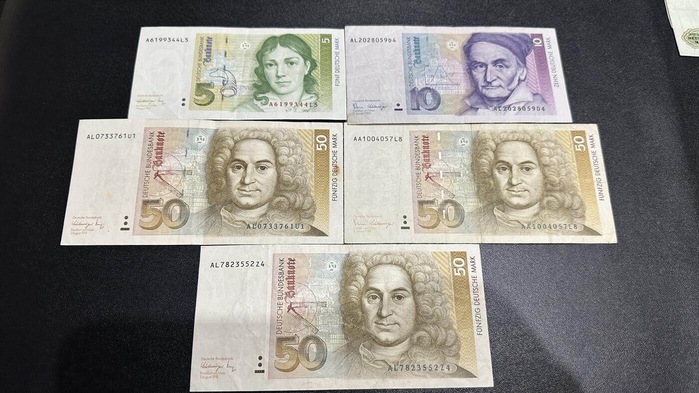 《外钞收藏家》第五百八十五期（精品场）（本平台长期征集拍品、欢迎藏友们联系合作）