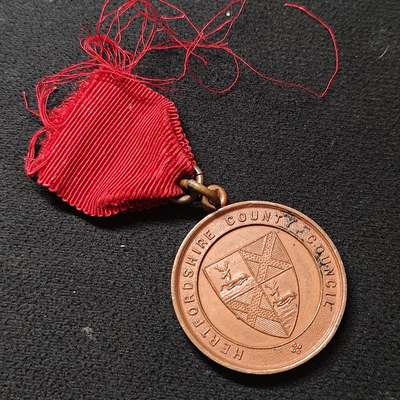 【全场包邮】纯粹捡漏拍478场（免费代拍第15场） 【勋章】英国赫特福德郡议会黛西·刘易斯三年全勤纪念铜章