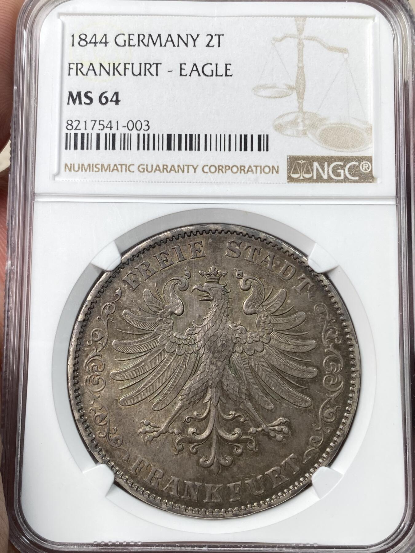 万国钱币拍卖第055期 NGC MS64 1844年法兰克福自由市鹰徽流通2泰勒 仅发行19万枚且流通充分 正面是象征法兰克福的雄鹰 背面采用橡叶结合面值设计 原味酱五彩难掩底光迸发 NGC亚军分 极其难得的典藏品质