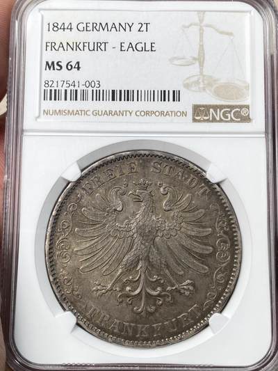 万国钱币拍卖第055期 - NGC MS64 1844年法兰克福自由市鹰徽流通2泰勒 仅发行19万枚且流通充分 正面是象征法兰克福的雄鹰 背面采用橡叶结合面值设计 原味酱五彩难掩底光迸发 NGC亚军分 极其难得的典藏品质